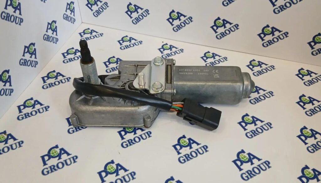 Мотор стеклоочистителя 221-3451 2213451 CAT Caterpillar, артикул: 221-3451, бренд: . PCAGROUP продажа запчастей на импортную спецтехнику.