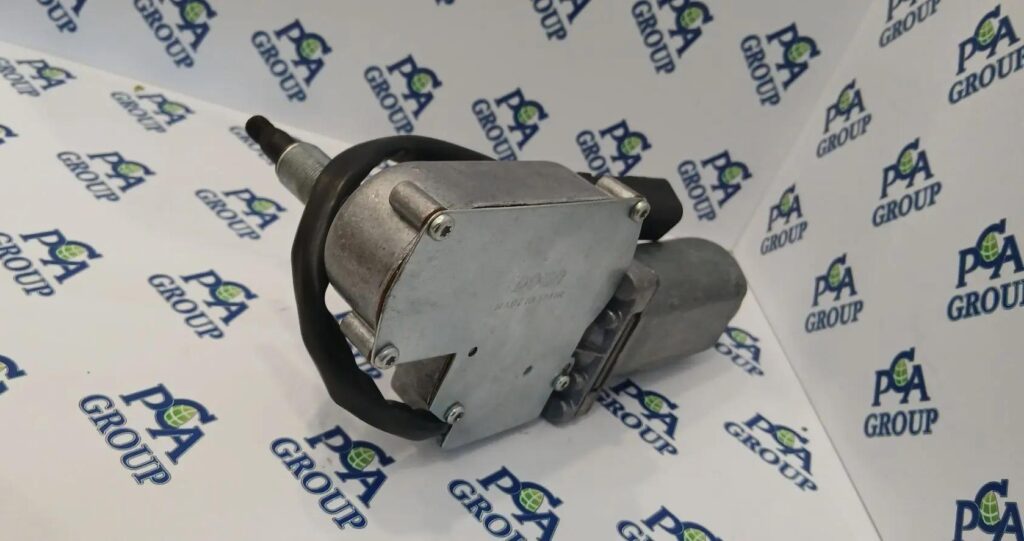 Мотор стеклоочистителя 221-3451 2213451 CAT Caterpillar, артикул: 221-3451, бренд: . PCAGROUP продажа запчастей на импортную спецтехнику.